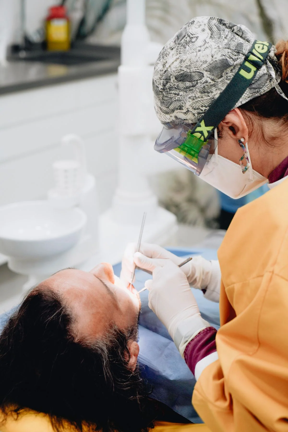 Dentista realizando tratamento restaurador